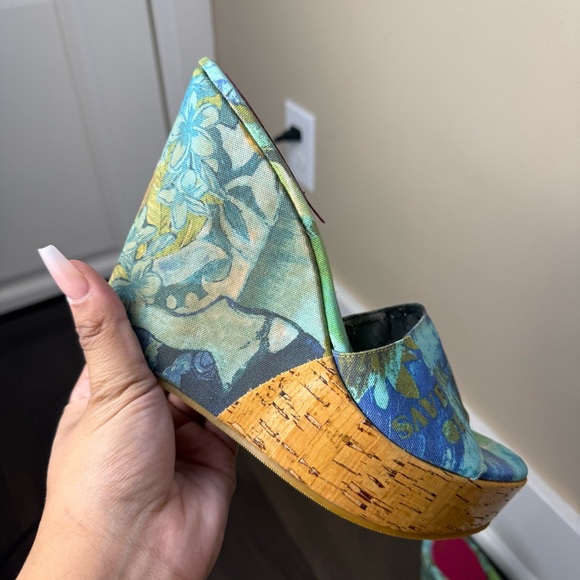 🌿 SAVE THE QUEEN! Italian Graphic Wedge Mule Heels - Picture 10 of 12